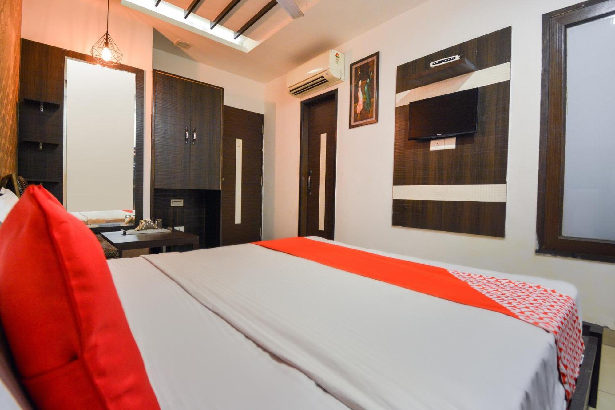โอโย 19392 โฮเต็ล เลกซิส Hotel ลูดิฮานา ภายนอก รูปภาพ