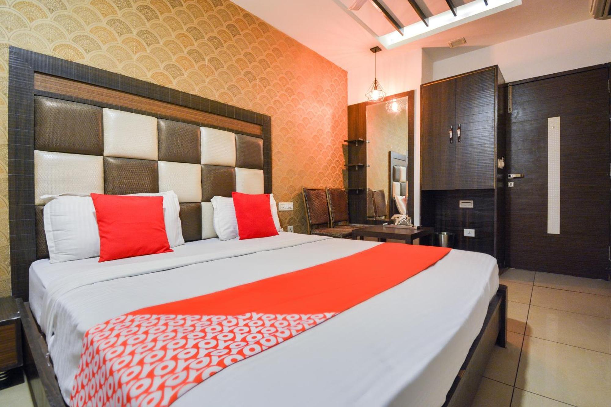 โอโย 19392 โฮเต็ล เลกซิส Hotel ลูดิฮานา ภายนอก รูปภาพ