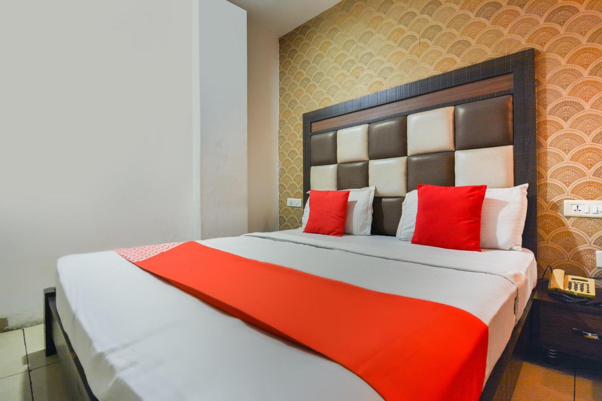 โอโย 19392 โฮเต็ล เลกซิส Hotel ลูดิฮานา ภายนอก รูปภาพ