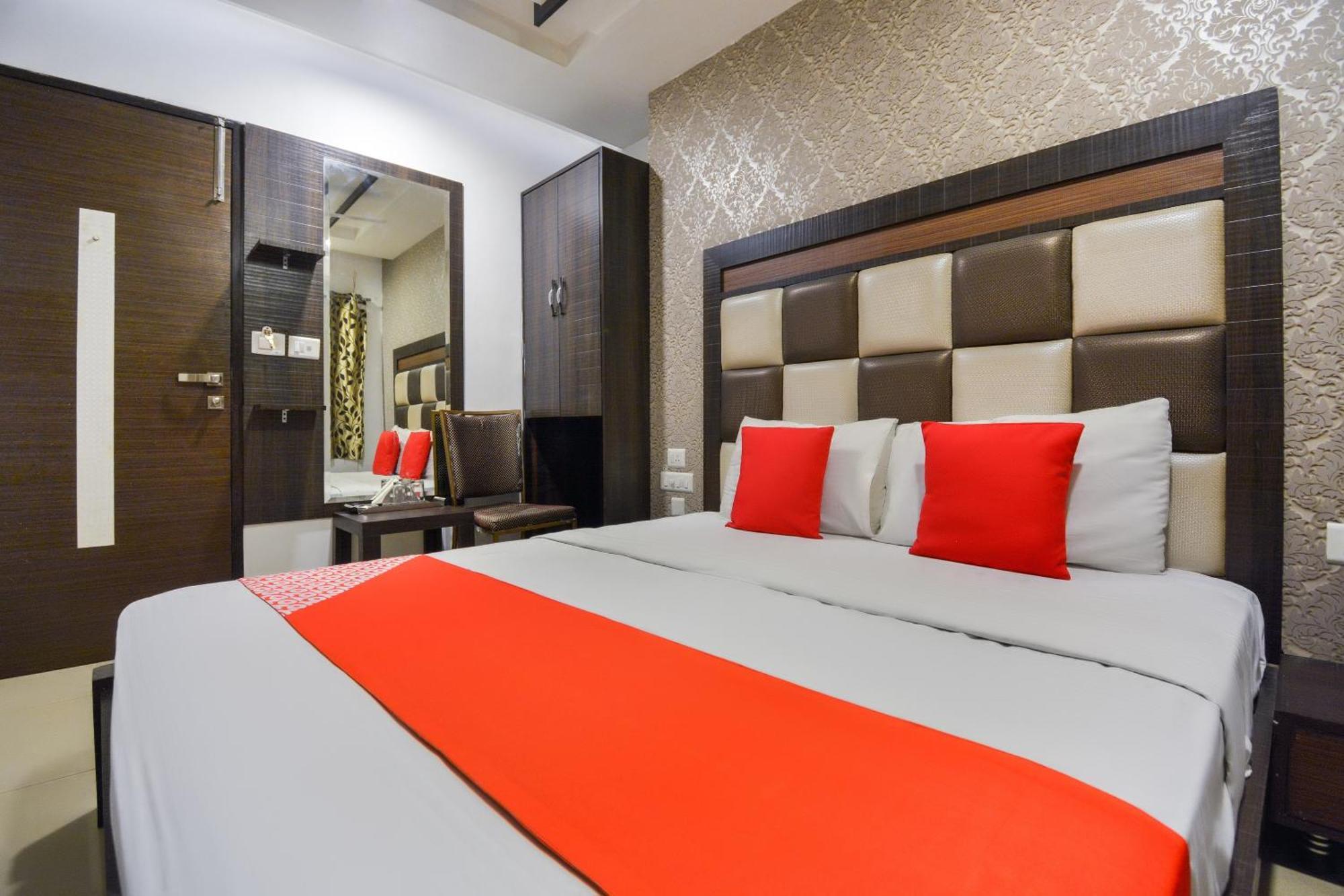 โอโย 19392 โฮเต็ล เลกซิส Hotel ลูดิฮานา ภายนอก รูปภาพ